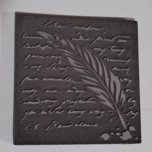 Alto relieve: el dibujo sobresale al tacto.