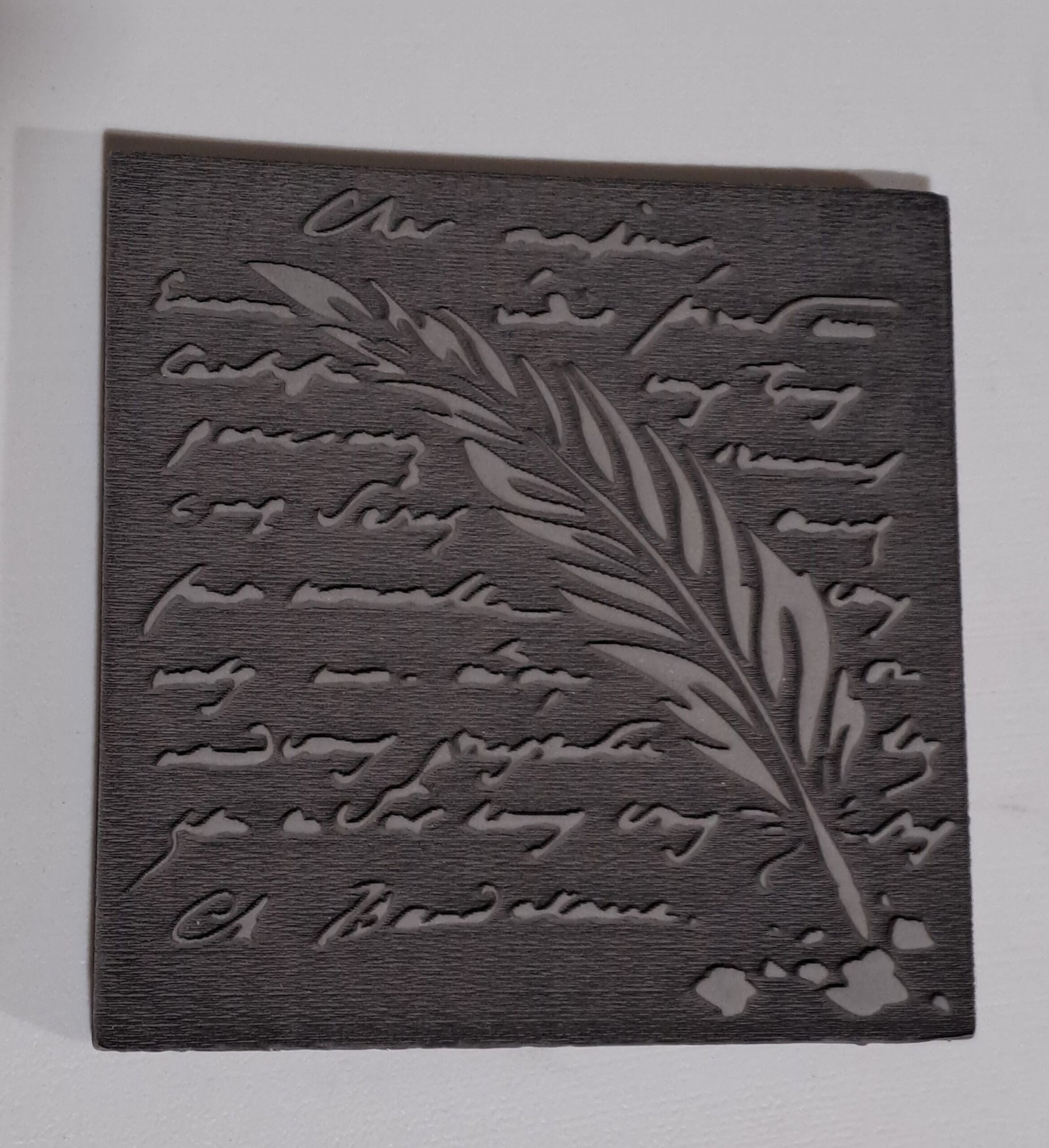 Alto relieve: el dibujo sobresale al tacto.