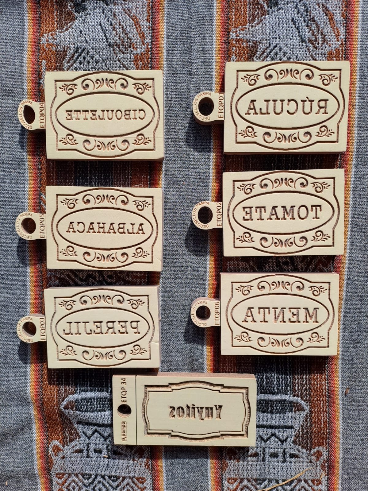 Sellos Bajo relieve: diseño cavado hacia adentro.